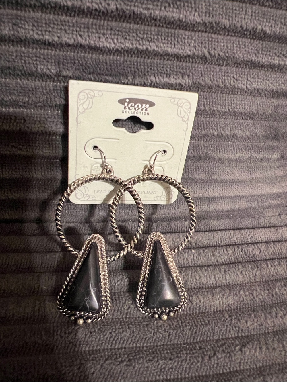 IC COLLECTION Silver-Tone Hoop Earrings with Black Triangle Stones